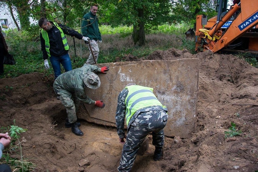 Wielkie odkrycie pod Nowogardem. Mieszkańcy odkopali pomnik sprzed kilkudziesięciu lat