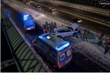 Niewiarygodny film! W Sosnowcu samochód spadł z parkingu kilka metrów w dół na zjazd na DK 94. Zobaczcie "skok życia"