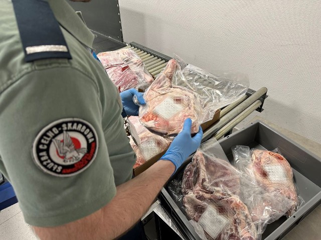 W walizkach podróżnego z Londynu znajdowało się 62 kg mrożonego mięsa.