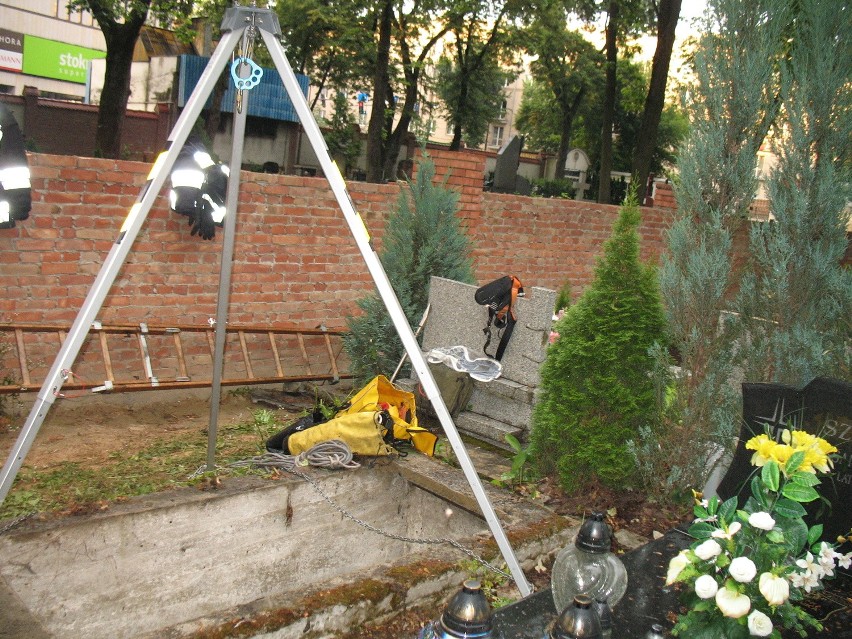 Mężczyzna wpadł do grobu na cmentarzu przy Lipowej