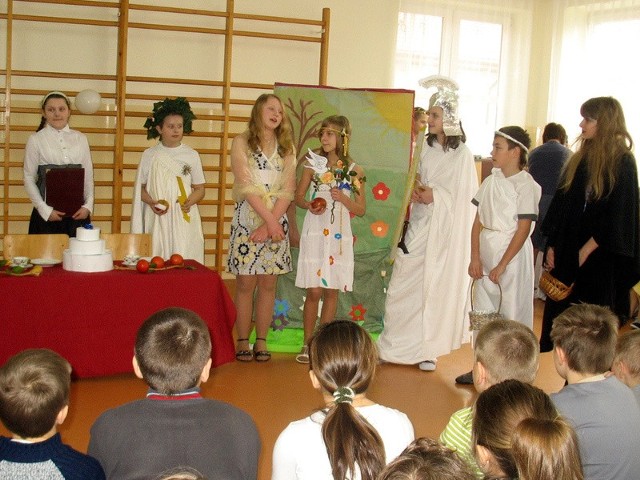 Poza konkursem uczniowie szkoły podstawowej numer 2 w Przysusze przygotowali też etiudy teatralne oparte na greckiej mitologii.