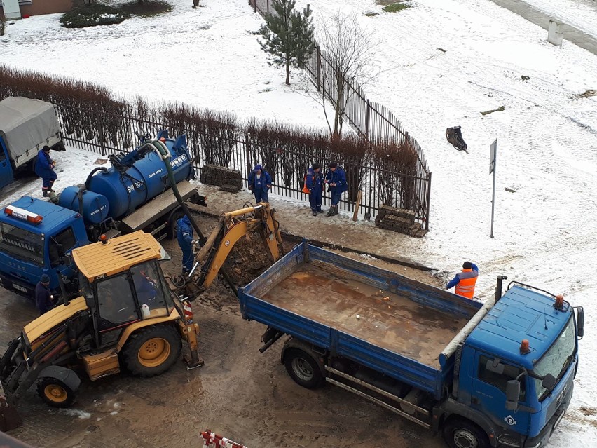 Jak informuje Czytelnik woda zalała też pobliskie garaże i...