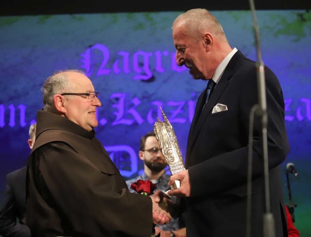 W imieniu klasztoru nagrodę świętego Kazimierza odebrał z rąk wiceprezydenta, Karola Semika, gwardian,ojciec Stanisław Górka.
