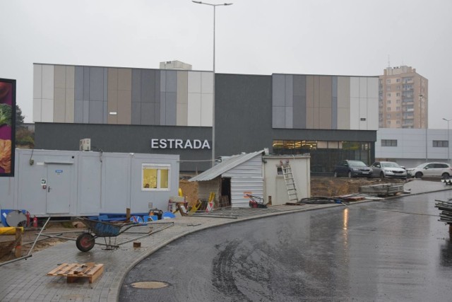 Budowa parku handlowego Estrada oraz nowego ronda na ul. Wrocławskiej powoli dobiega końca. Wkrótce otwarcie.