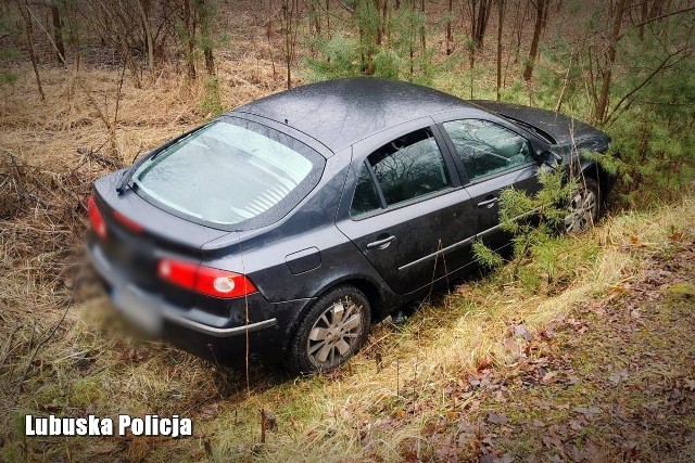 Policjanci sporządzili dokumentację kolizji drogowej oraz popełnionych przez 15-latka czynów zabronionych