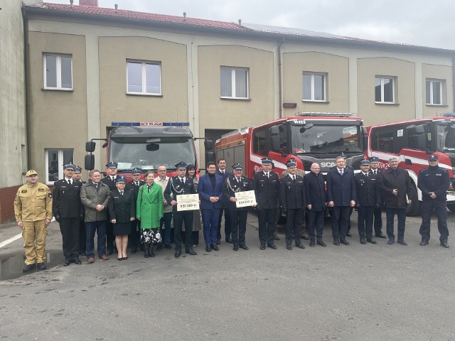 Podsumowanie 2022 roku w KP PSP W Będzinie stało się okazją do wręczenia promes na zakup nowych wozów gaśniczych dla dwóch jednostek OSPZobacz kolejne zdjęcia/plansze. Przesuwaj zdjęcia w prawo naciśnij strzałkę lub przycisk NASTĘPNE