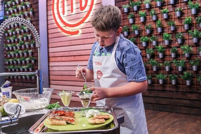 "MasterChef Junior 5" - godz. 20:00 w TVNW najnowszym odcinku kolorowe, makaronowe szaleństwo opanuje kuchnię MasterChefa. Następnie spiżarnia zamieni się w wehikuł czasu, a odmłodzeni Ania, Mateusz i Michel zabiorą kucharzy w podróż do smaków swoich dziecięcych lat. Komu pójdzie najlepiej przygotowanie smaków sprzed lat?       Program TV został dostarczony i opracowany przez media-press.tv