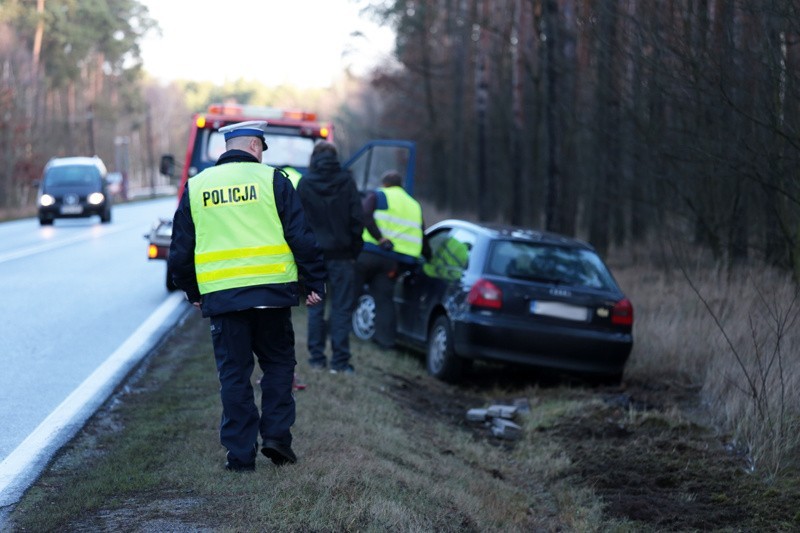 Niebezpiecznie na "trasie śmierci": Mercedes i audi wypadły z drogi (zdjęcia)