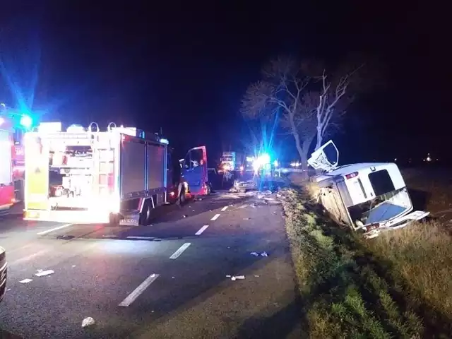 Do tragicznego wypadku doszło w czwartek wieczorem, 28 listopada, na drodze krajowej nr 11 w miejscowości Ludwina w powiecie pleszewskim.  W wyniku zderzenia dwóch pojazdów zginęły dwie osoby, a dwie trafiły do szpitala.Przejdź do kolejnego zdjęcia --->