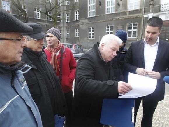 W lutym Ogólnopolski Ruch Ateistyczno - Lewicowy demonstrował przed urzędem miejskim swoje niezadowolenie z działań prezydenta Szczecina wobec kościoła katolickiego.