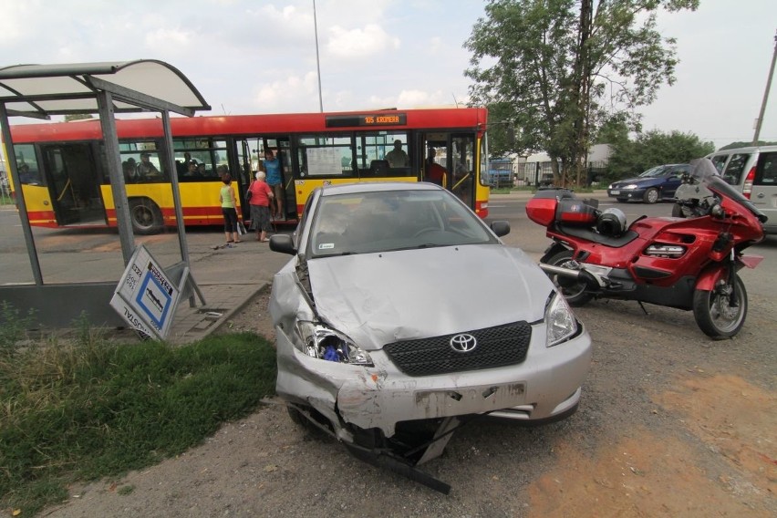 Wypadek na Obornickiej. Zderzenie trzech aut i motocykla