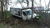 Wypadek w gminie Pniewy. Samochód dostawczy wypadł z drogi i uderzył w drzewo. Były utrudnienia w ruchu