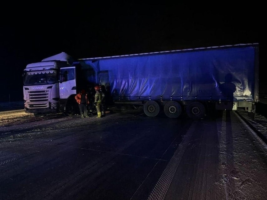 Kobylin. Tir przez kilka godzin blokował drogę ekspresową S61 [ZDJĘCIA]