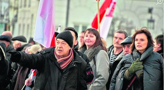 Na planie filmu reżyser Antoni Krauze i (z prawej) grająca rolę dziennikarki Beata Fido.