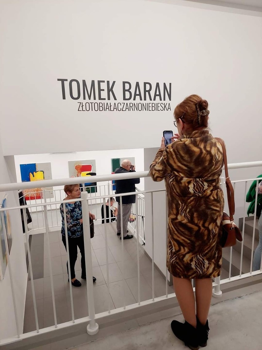 Podwójny wernisaż Marty Antoniak oraz Tomka Barana zgromadził wiele osób w ostrowieckim Biurze Wystaw Artystycznych. Zobacz zdjęcia