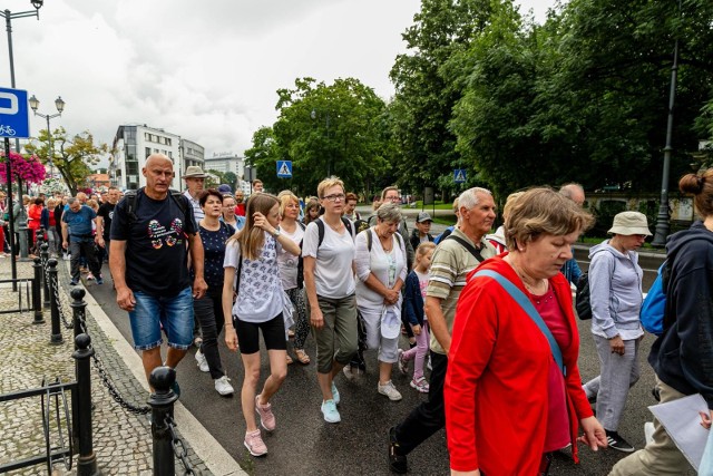 W ciepły, choć wilgotny sobotni poranek pielgrzymi wyruszyli do Juchnowca Kościelnego