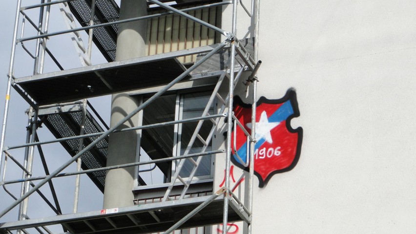 Herb Wisły Kraków na wysokości 3. piętra bloku w Podgórzu. Fanatyk wyszedł po rusztowaniu ZDJĘCIA 30.09