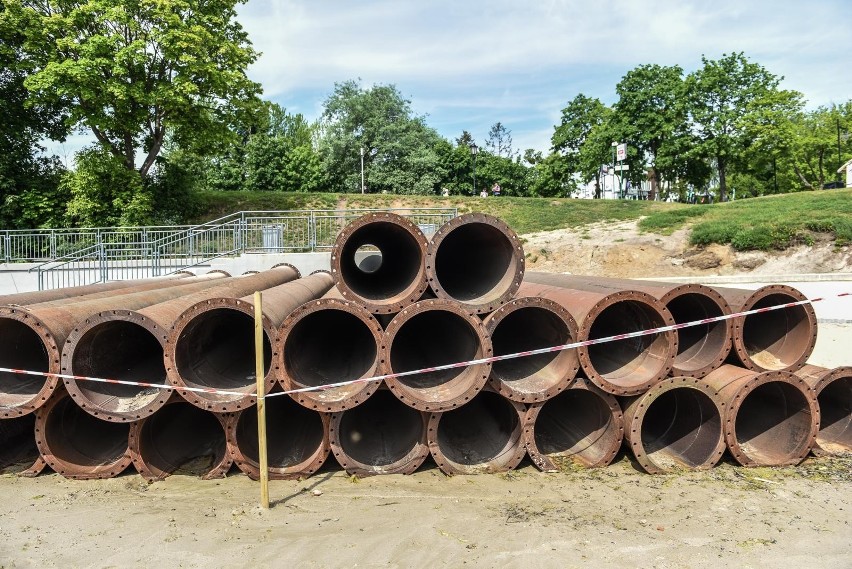 Rozpoczynają się prace odnawiające plażę w Orłowie. Sztorm zabrał sporą jej część ZDJĘCIA