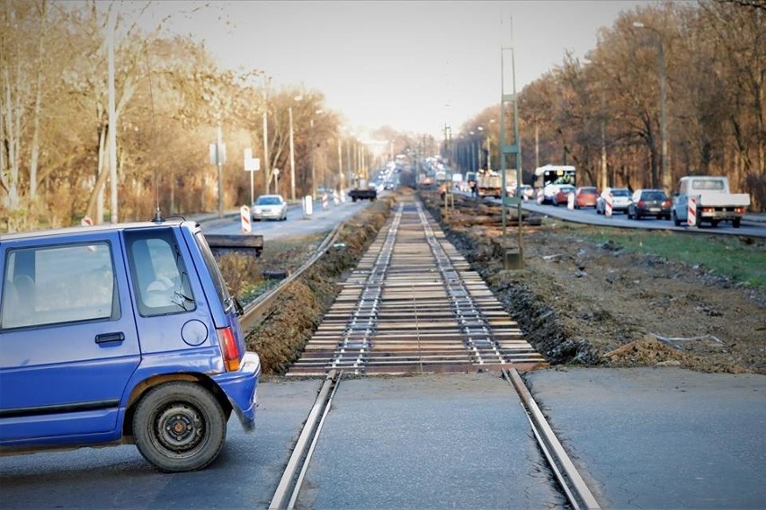 Remont torowiska na al. Solidarności. Zobacz, jak postępują prace [ZDJĘCIA]