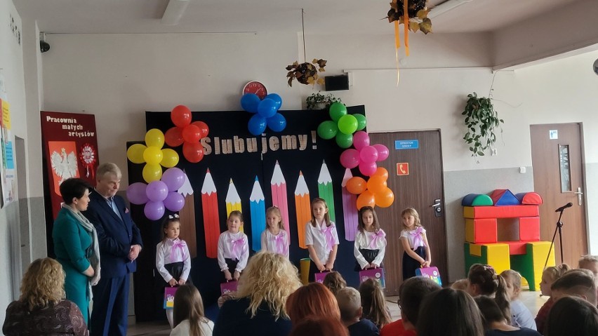 Uroczyste pasowanie na ucznia w Szkole Podstawowej w Niedźwicach. Były prezenty i życzenia. Zobacz zdjęcia  