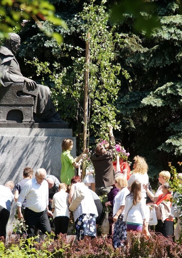 Zgodnie z tradycją wierni zabierali brzozowe gałązki zdobiące poszczególne ołtarze