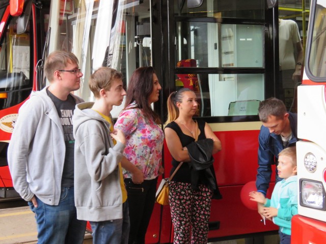 Dzień Otwarty Warsztatów Tramwajowych 2015 z nowymi tramwajami moderus beta o imieniu Skarbek