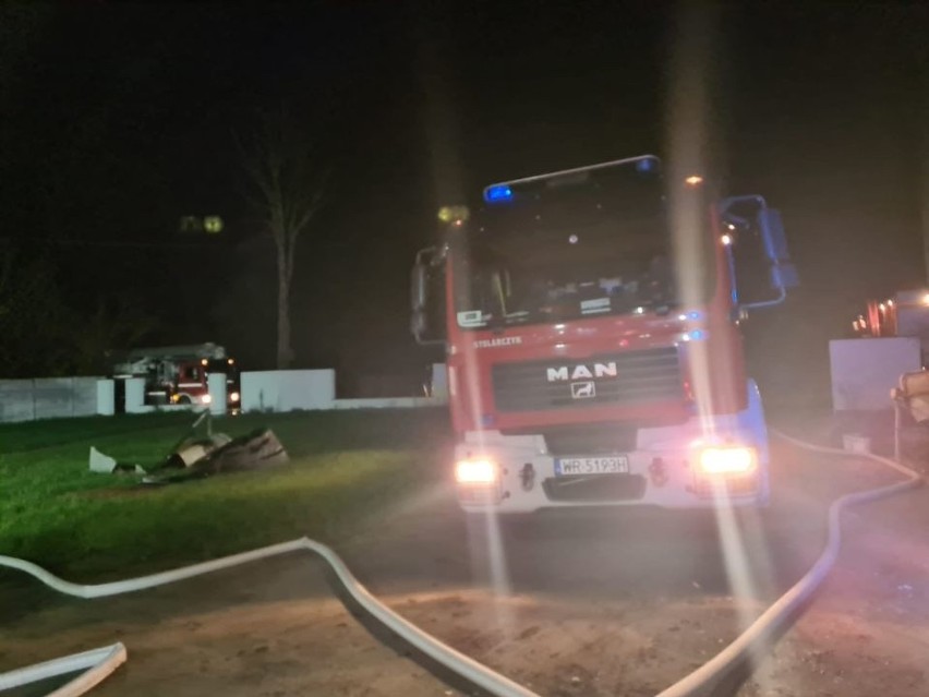 Strażacy walczyli z pożarem domu jednorodzinnego w...