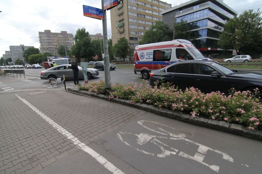 Wrocław: Wypadek na ul. Legnickiej. Mercedes potrącił rowerzystkę (ZDJĘCIA)