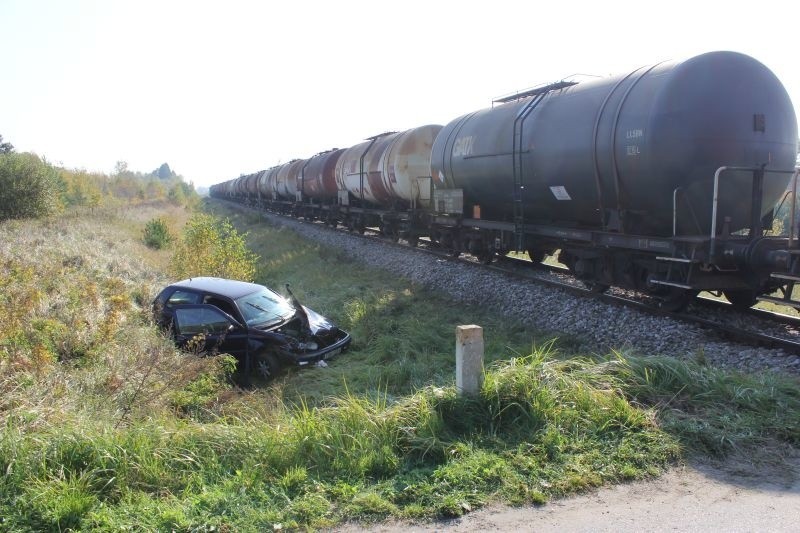 Gm. Bliżyn: Wypadek samochodu i pociągu. Dwie osoby ranne