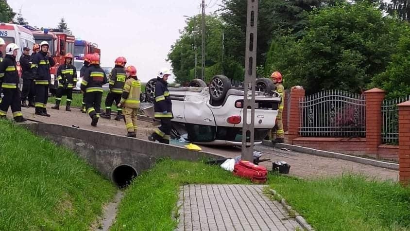 Na drodze krajowej w Domiarkach w gminie Iwanowice dachował...