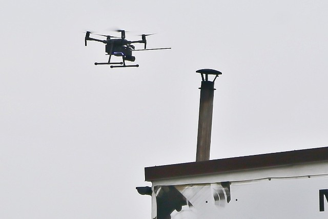 Dron, który „wącha” dym z komina. Zobacz jak wygląda kontrola antysmogowa wrocławskiej straży miejskiej.