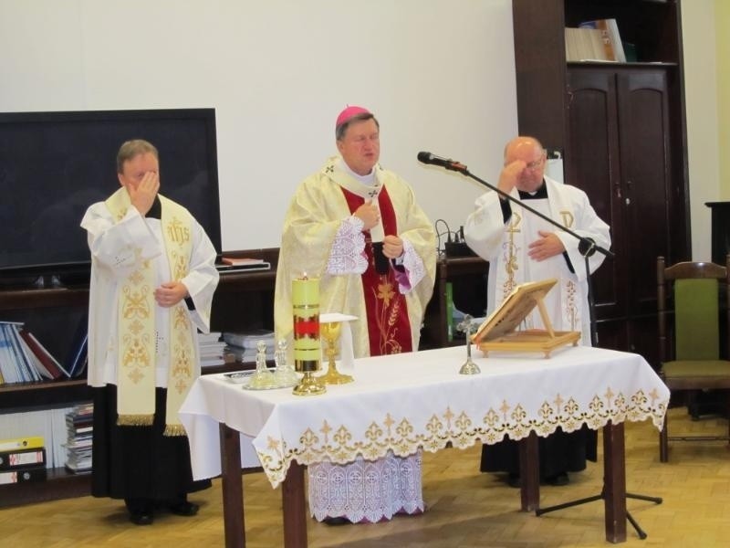 Wrocław: Arcybiskup Józef Kupny odwiedził dziecięcą klinikę przy Bujwida (ZDJĘCIA)