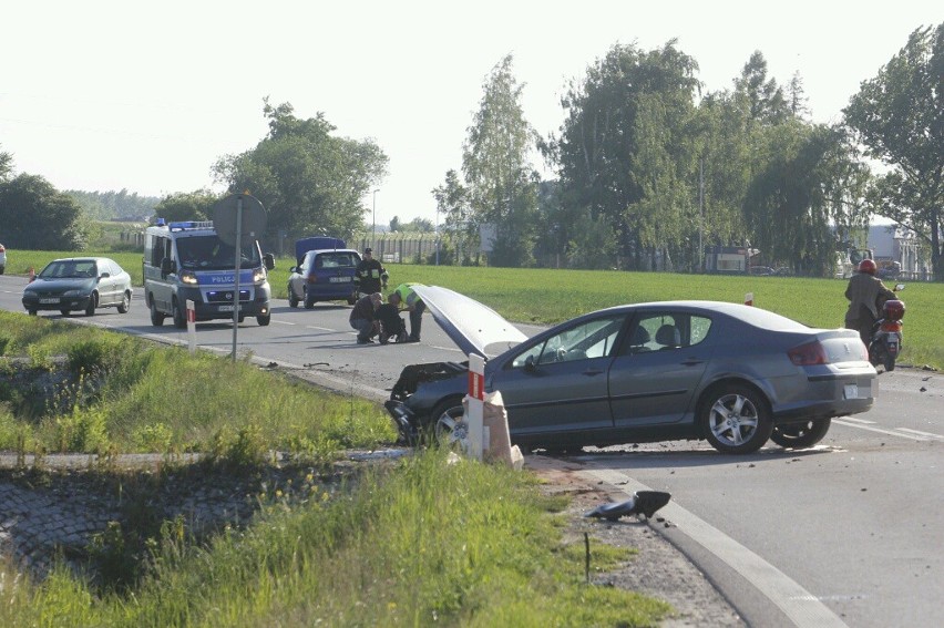 Karambol pod Strzegomiem. Zginął motocyklista (ZDJĘCIA)