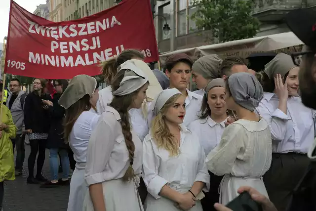 Krytyka Polityczna zorganizowała obchody 113. rocznicy Powstania Łódzkiego. Odbyły się pod hasłem "1905. Człowiek niepodległy". Zorganizowano je na ul. Piotrkowskiej. Aktorzy Teatru Chorea zaprezentowali widowisko nawiązujące do tamtych wydarzeń. Towarzyszył im Krakowski Chór Rewolucyjny oraz Warszawski Chór Rewolucyjny "Warszawianka"