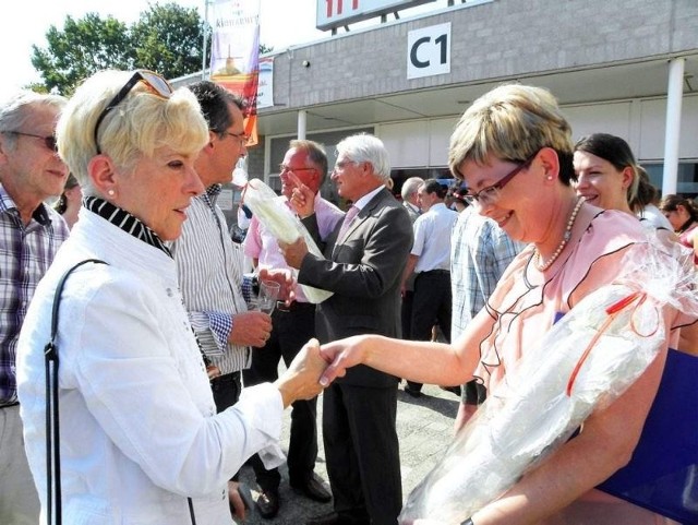 Mariola Henszke z Towarzystwa Przyjaciół Hospicjum wręcza Anioła konsul honorowej w Holandii Yvonne Marechal