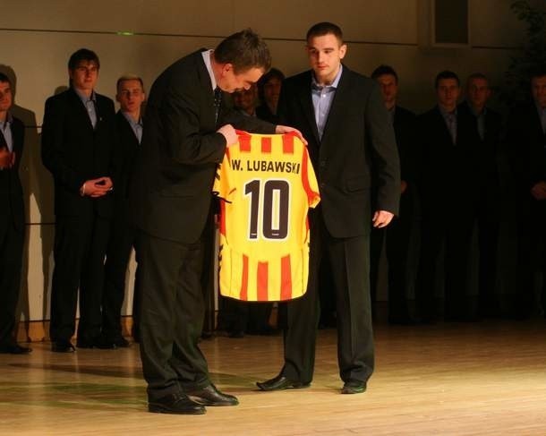 Kapitan pierwszoligowej drużyny Korony Robert Bednarek wręczył prezydentowi Kielc Wojciechowi  Lubawskiemu specjalną koszulkę.