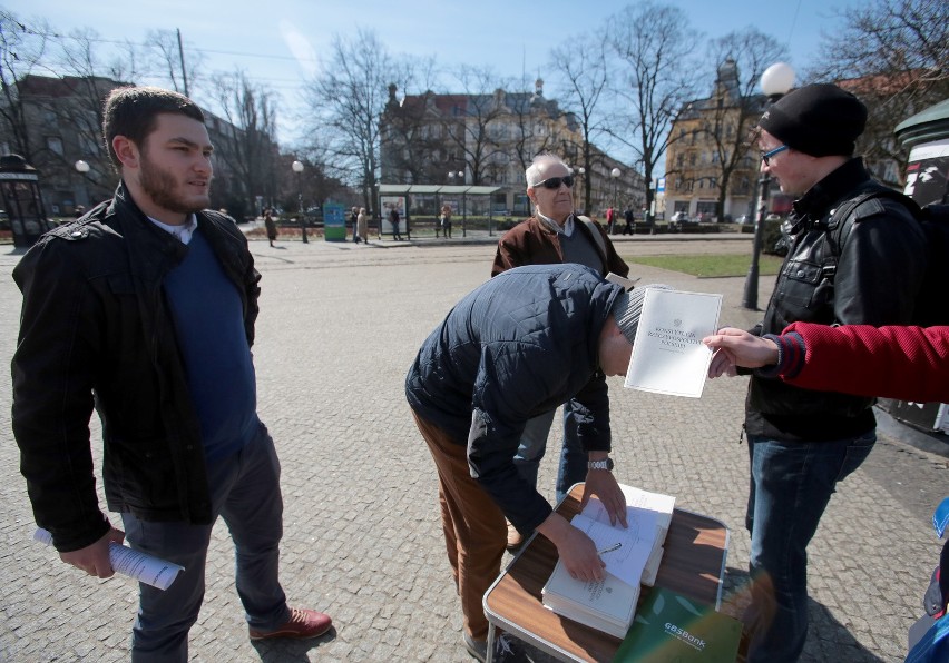 W kilku miejscach w Szczecinie rozdano Konstytucję w związku...