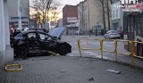 Tragiczny wypadek w Brzezinach Śląskich. Zginął przypadkowy przechodzień. Samochód zderzył się z autobusem i potrącił mężczyznę na chodniku