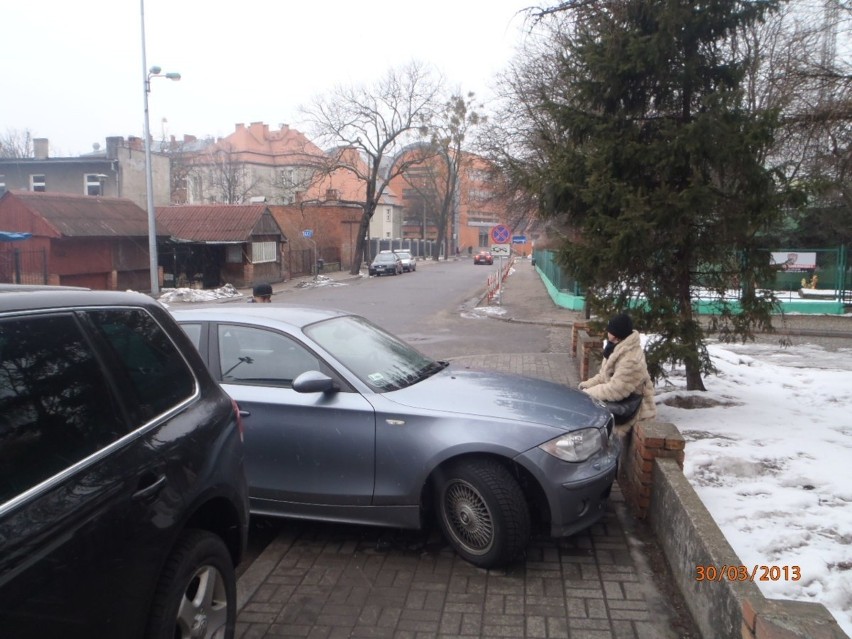 Mamy zdjęcia bydgoskich mistrzów parkowania w akcji. Przejścia nie ma! [zdjęcia]