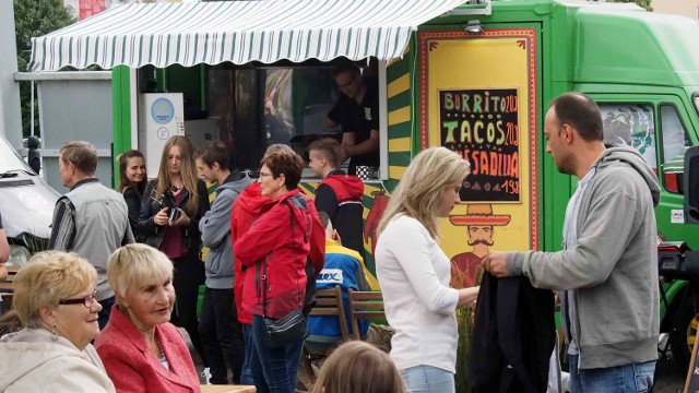 W Koszalinie trwa Zlot Food Trucków. Mieszkańcy Koszalina i regionu tłumnie odwiedzają parking przy Galerii Emka, by zasmakować potraw kuchni z całego świata. Kto jeszcze nie spróbował, będzie miał okazję w niedzielę w godzinach 10-20.