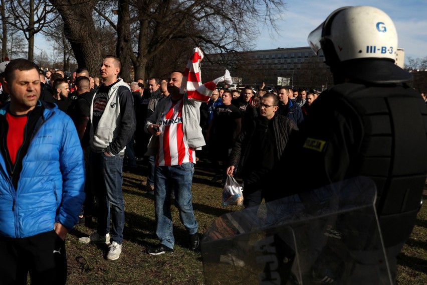 Kibice Cracovii w drodze na derby. Przemarsz na stadion Wisły