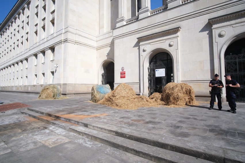 Warszawa: Protest AGROunii. Zablokowano Ministerstwo Rolnictwa [ZDJĘCIA] "Stamtąd się dzisiaj nie wyjdzie, tam się dzisiaj nie wejdzie"