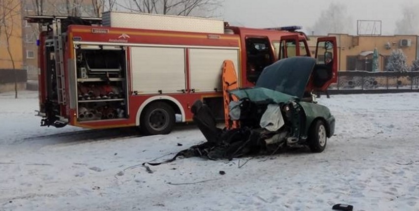 Po wypadku w Sosnowcu Zagórzu i uderzeniu w drzewo samochód...
