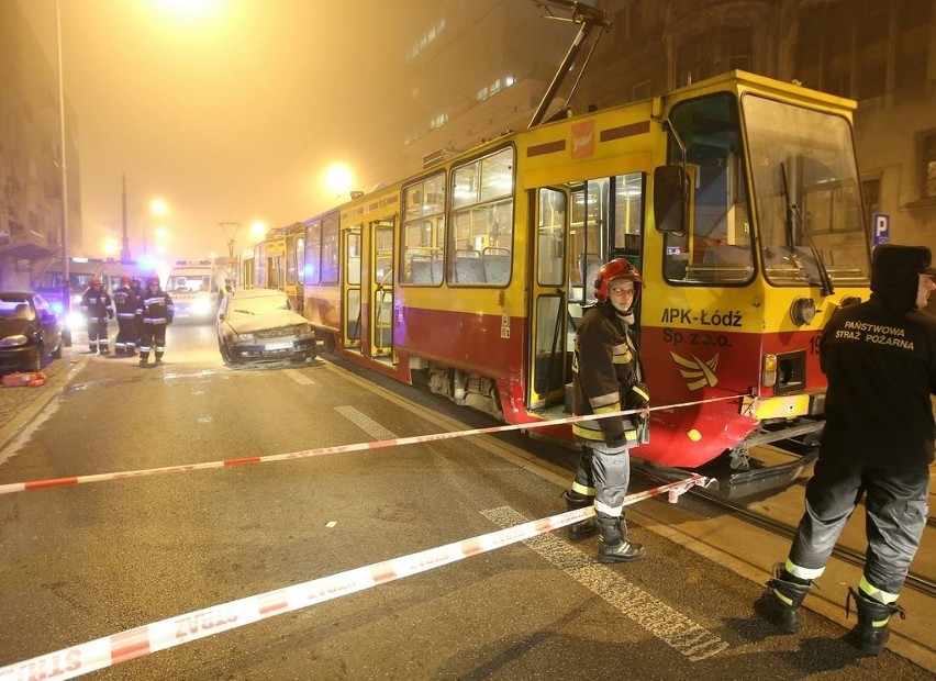 Wypadek na Piotrkowskiej. Volkswagen zderzył się z tramwajem