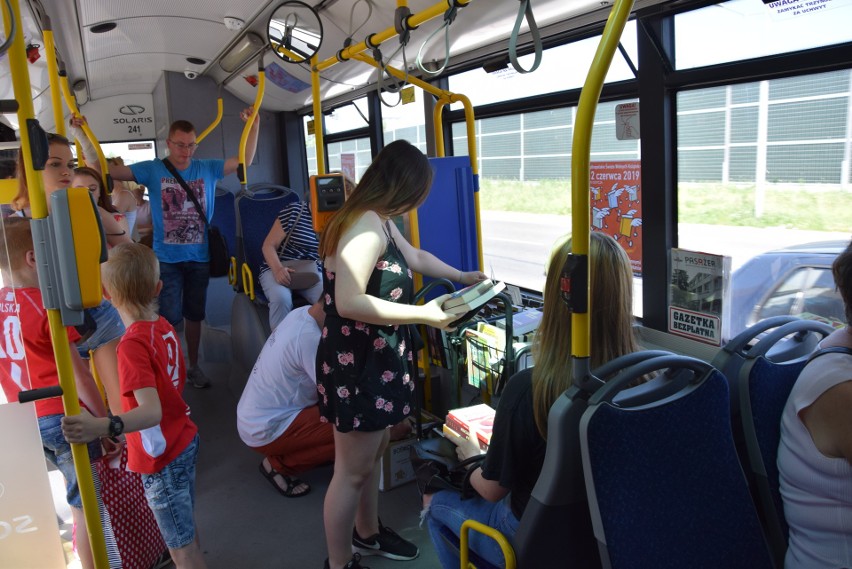 W Kielcach dzielili się książkami w miejskim autobusie (WIDEO, zdjęcia)