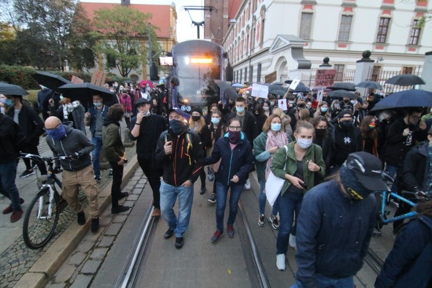 Wrocław: Protest przeciwko wyrokowi Trybunału...