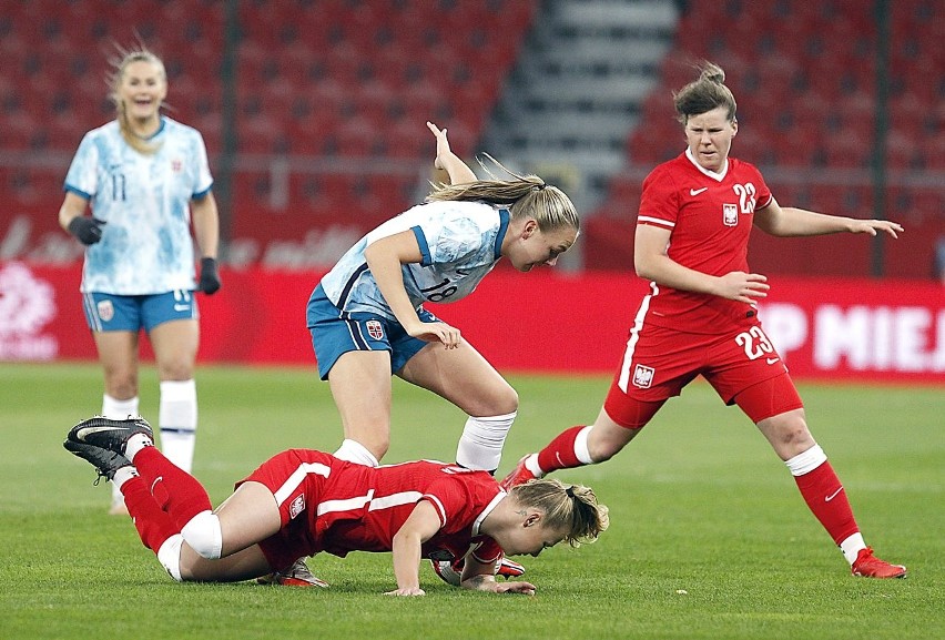W piątek reprezentacja kobiet w piłkę nożną zremisowała 0-0...
