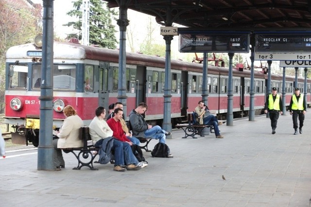 Pasażerowie podróżujący z Opolszczyzny pociągami Przewozów Regionalnych do Gliwic, Katowic i Raciborza będą musieli po drodze się przesiadać. 