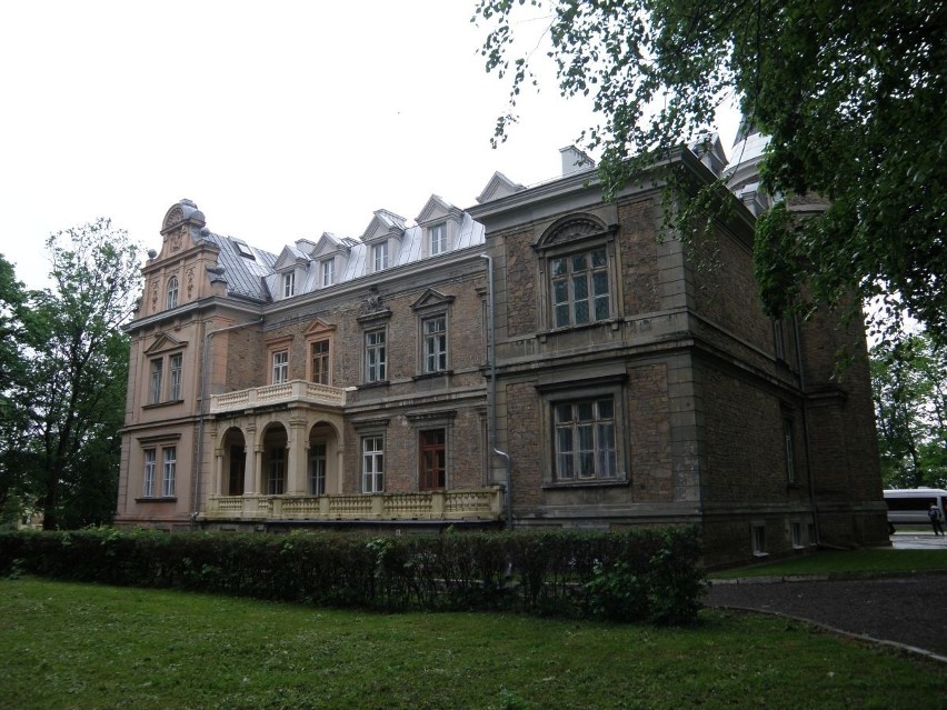 Pałac w Łopusznie został wybudowany w latach 1897-1905....