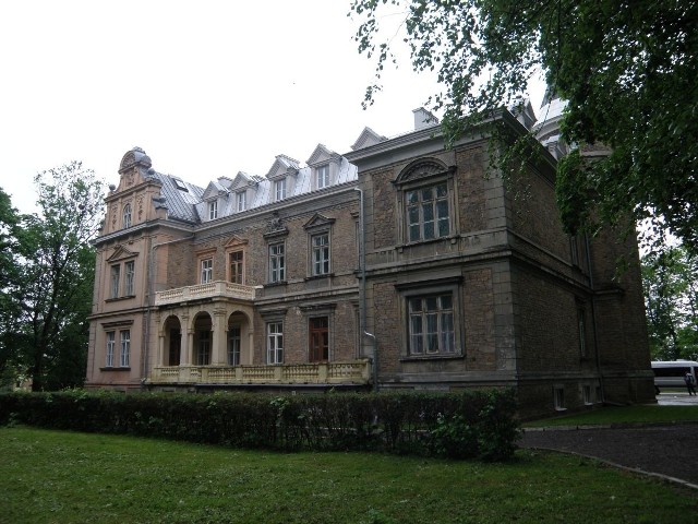 Pałac w Łopusznie został wybudowany w latach 1897-1905. Należał do Zbigniewa Dobieckiego, którego rodzina mieszkała w nim do września 1939 roku. Teraz w obiekcie mieści się szkoła.